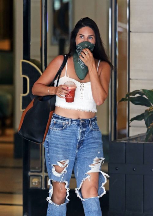 Jessica Ciencin Henriquez in Ripped Denim Out in Los Angeles 2020/10/23 1