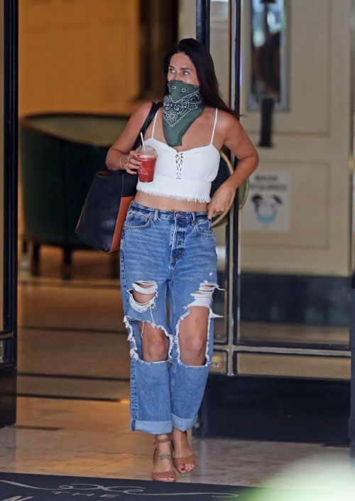 Jessica Ciencin Henriquez in Ripped Denim Out in Los Angeles 2020/10/23 2