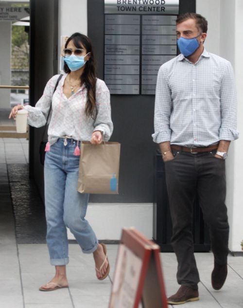 Jordana Brewster and Andrew Form Out in Santa Monica 2020/09/21 4