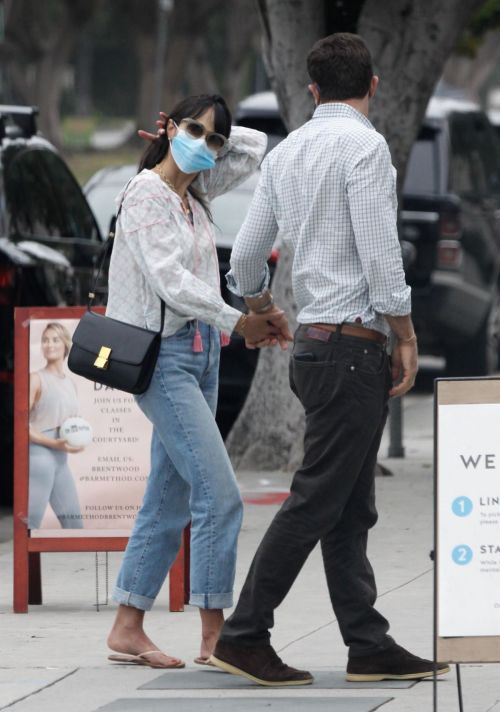 Jordana Brewster and Andrew Form Out in Santa Monica 2020/09/21 7