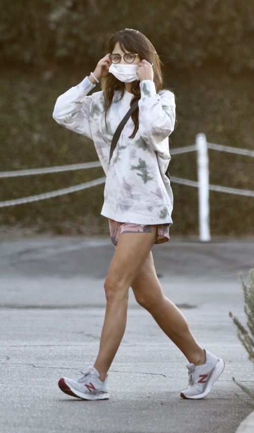 Jordana Brewster Out for Coffee in Brentwood 2020/10/24 5