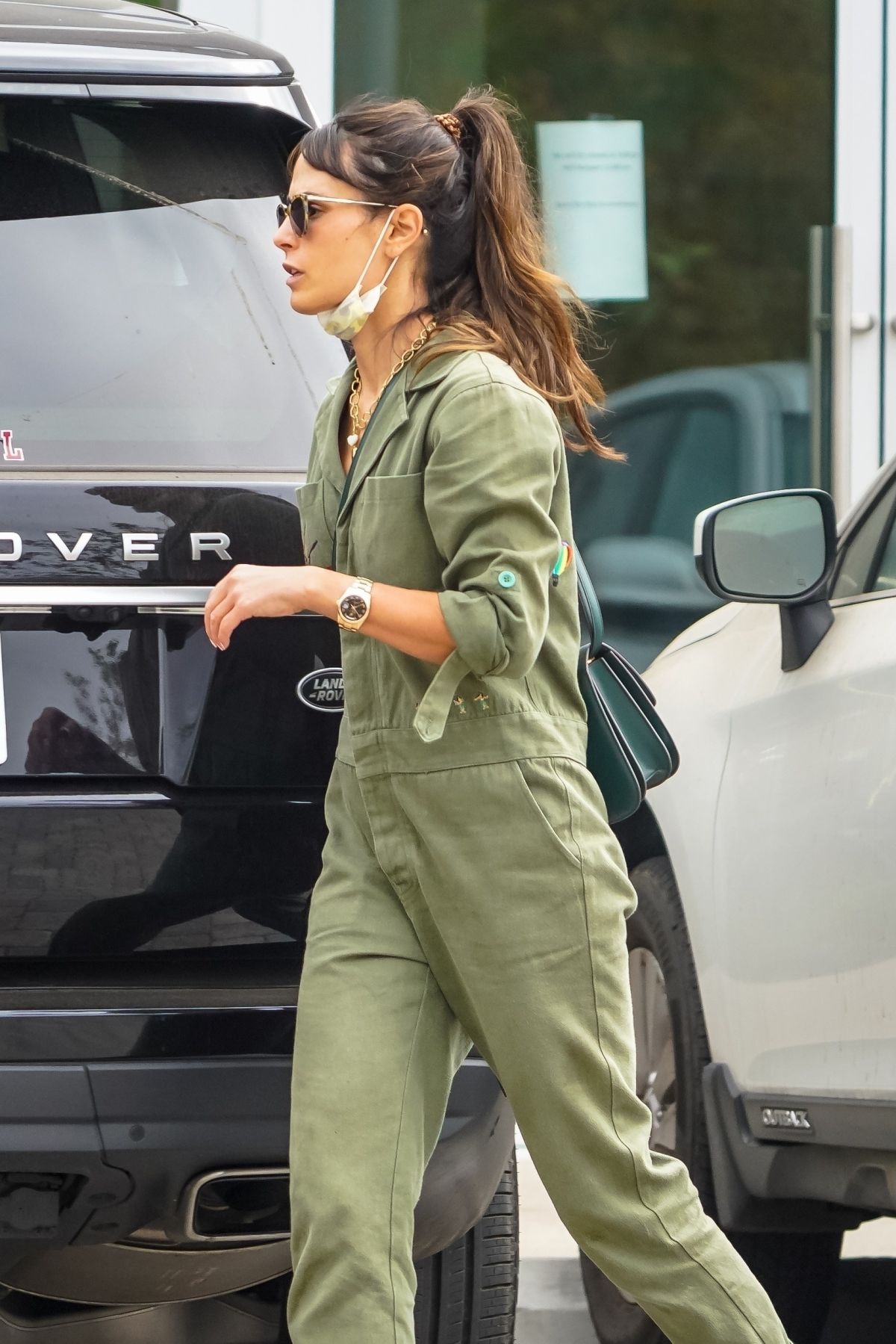 Jordana Brewster Out with Her Dog in Malibu 2020/10/25 2