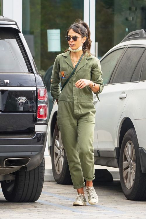 Jordana Brewster Out with Her Dog in Malibu 2020/10/25 10