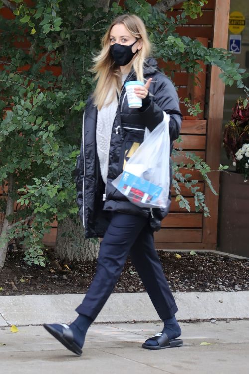 Kaley Cuoco After Leaves a Spa in Toronto 2020/10/26