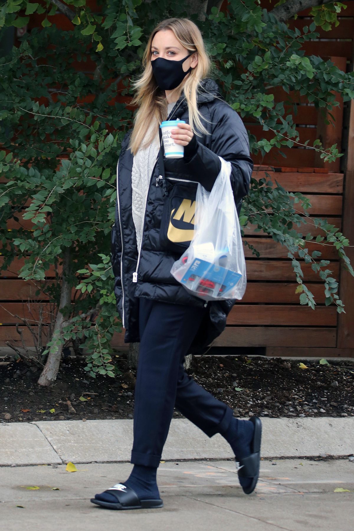 Kaley Cuoco After Leaves a Spa in Toronto 2020/10/26 7