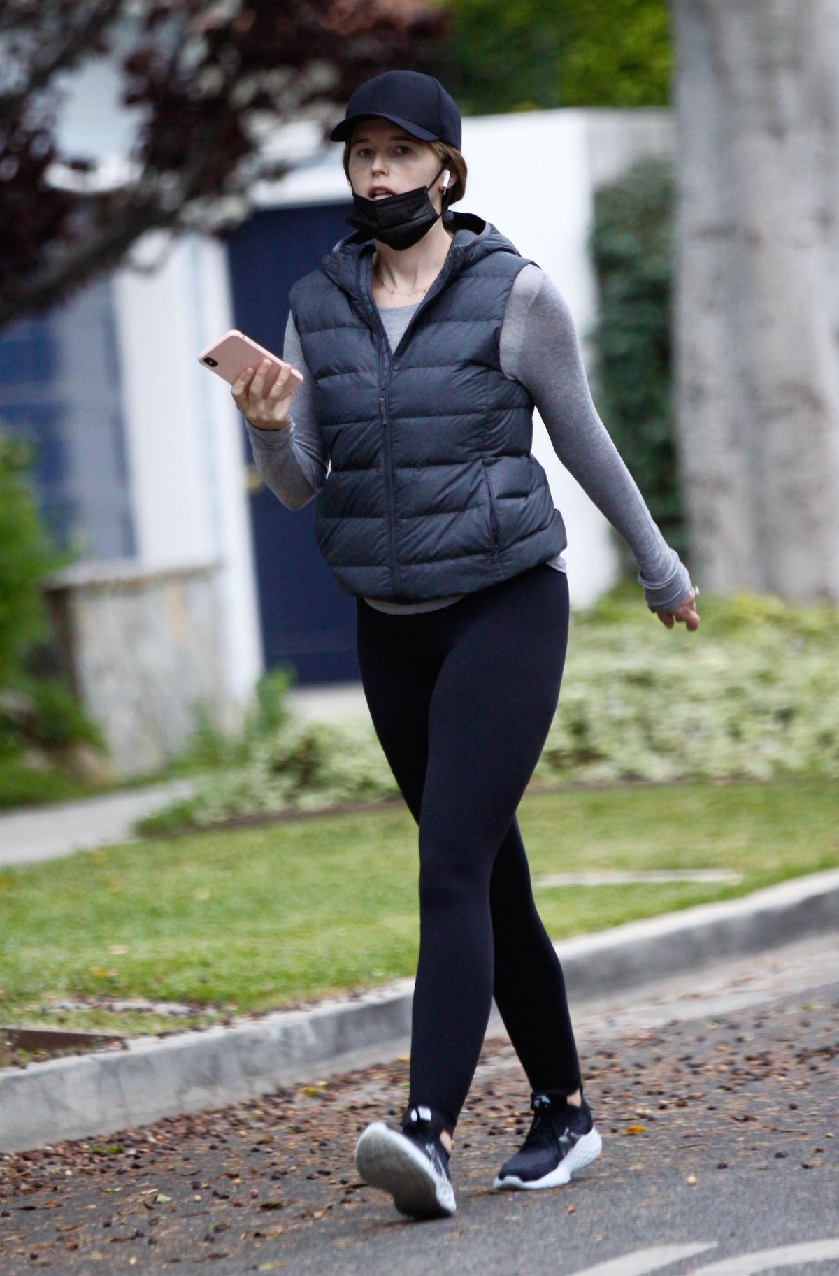 Katherine Schwarzenegger Out in Santa Monica 2020/10/24