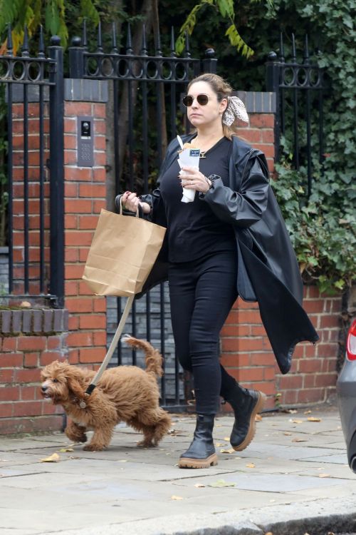 Kelly Brook Out with Her Dog in Hampstead 2020/10/22