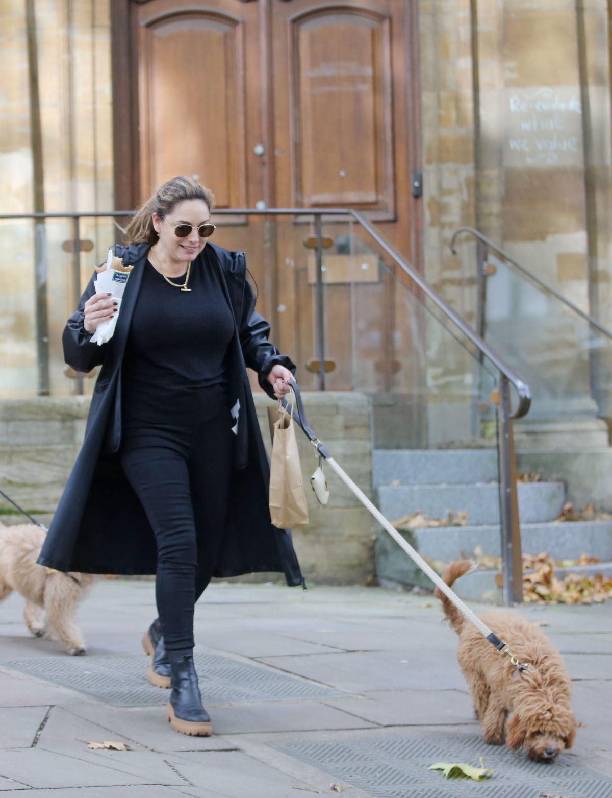 Kelly Brook Out with Her Dog in Hampstead 2020/10/22 3