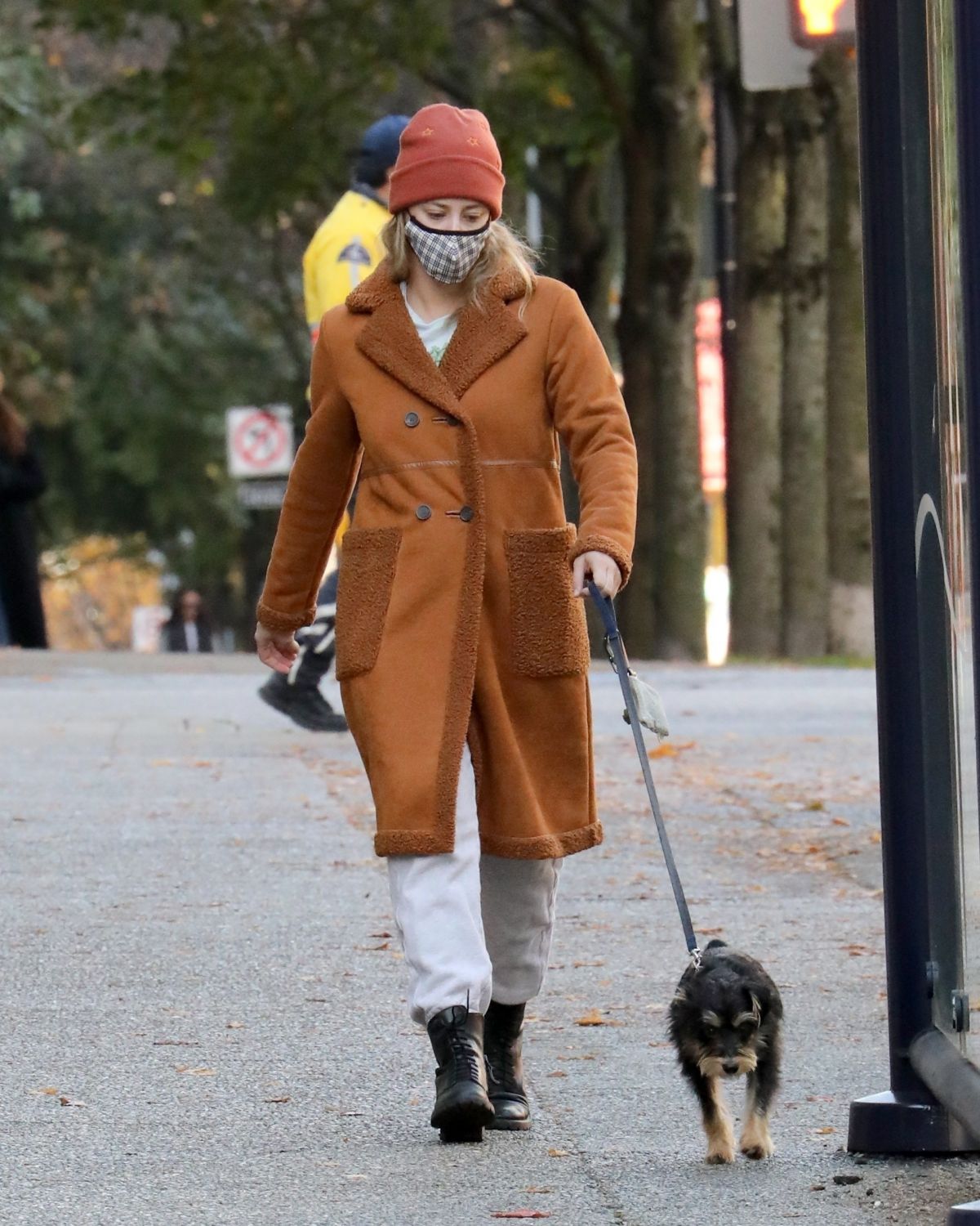 Lili Reinhart Out with Her Dog in Vancouver 2020/10/26 4