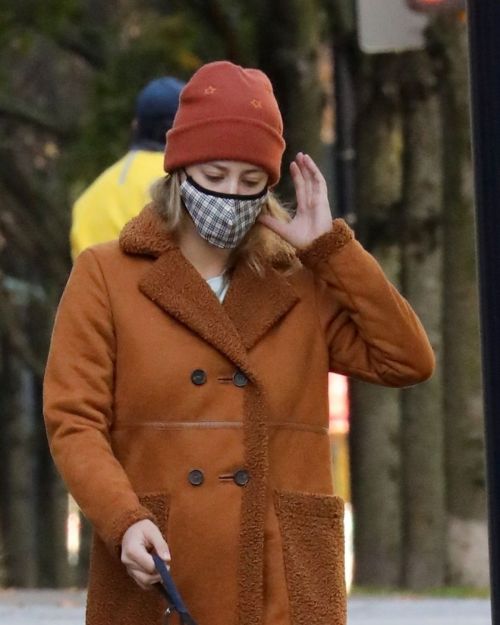 Lili Reinhart Out with Her Dog in Vancouver 2020/10/26 6