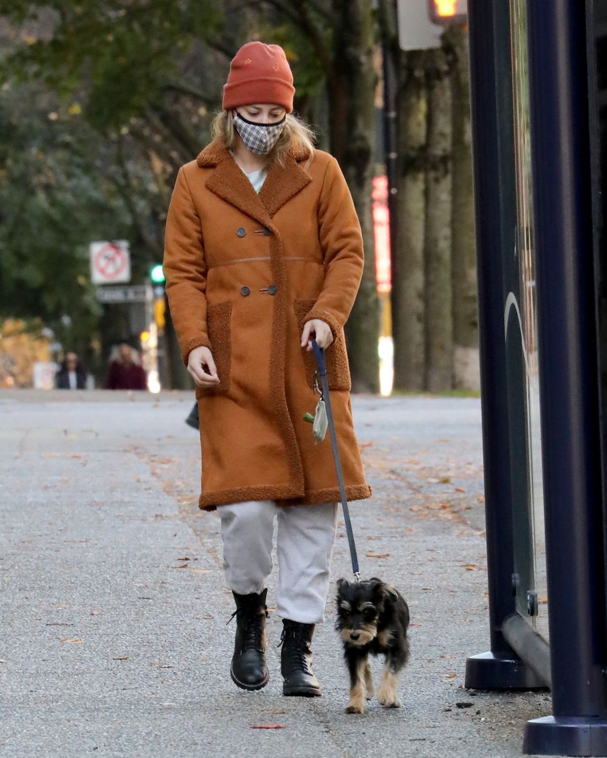 Lili Reinhart Out with Her Dog in Vancouver 2020/10/26 7