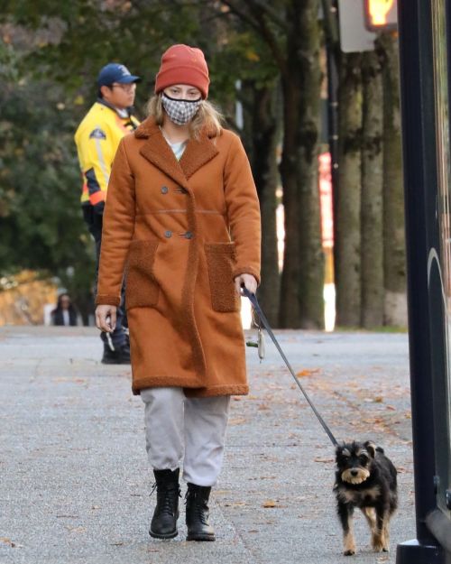 Lili Reinhart Out with Her Dog in Vancouver 2020/10/26