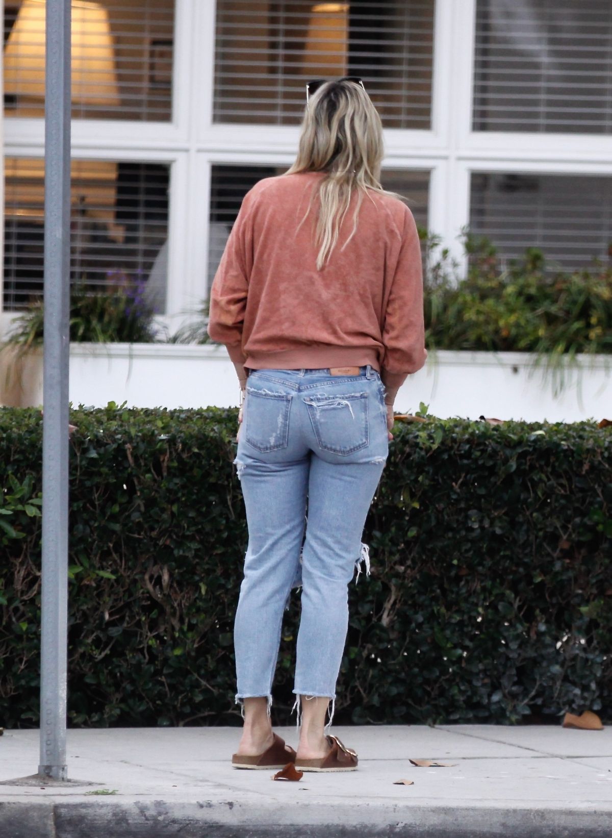 Molly Sims in Ripped Denim Out in Santa Monica 2020/10/24