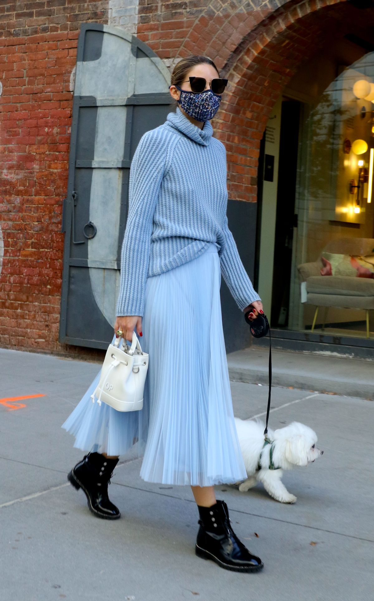 Olivia Palermo Out with Her Dog in New York 2020/10/24 10