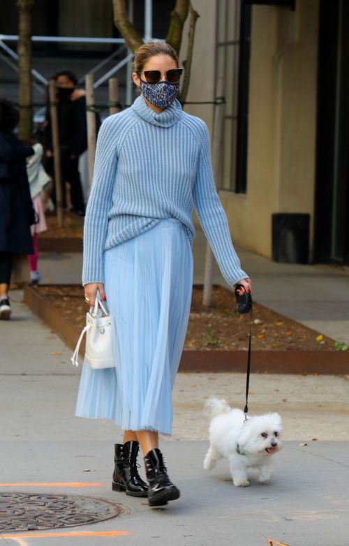 Olivia Palermo Out with Her Dog in New York 2020/10/24 2