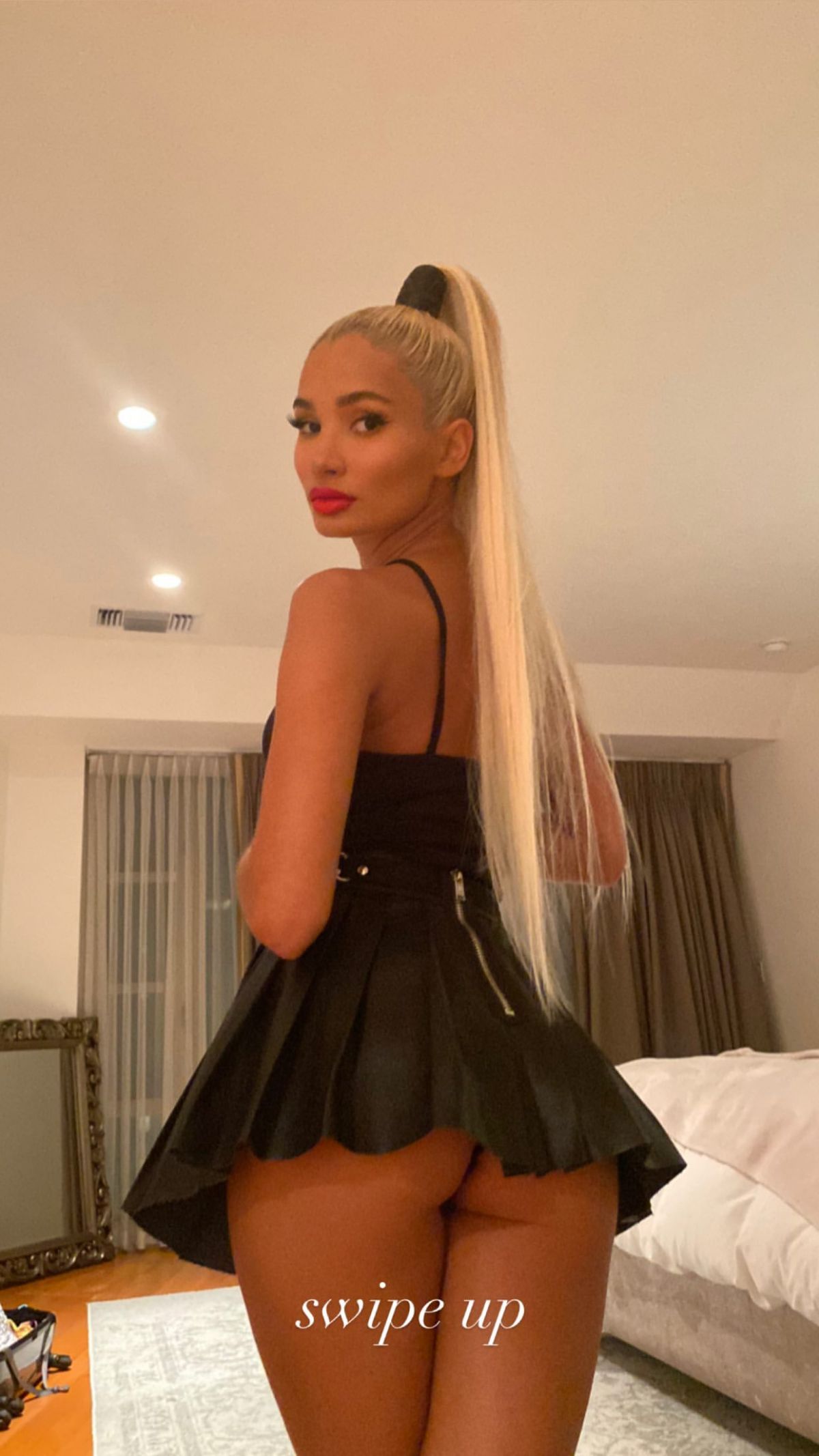 Pia Mia Perez in Black Short Skirt Instagram Photos 2020/10/25