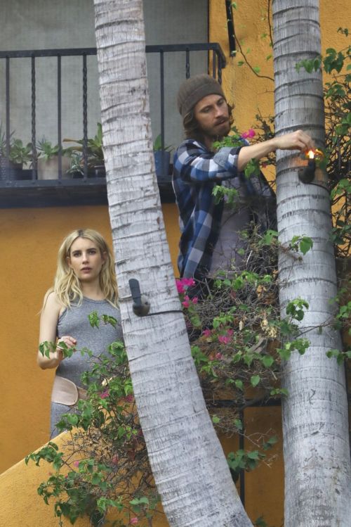 Pregnant Emma Roberts and Garrett Hedlund Work on Their House in Los Angeles 2020/10/23