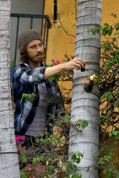 Pregnant Emma Roberts and Garrett Hedlund Work on Their House in Los Angeles 2020/10/23 2