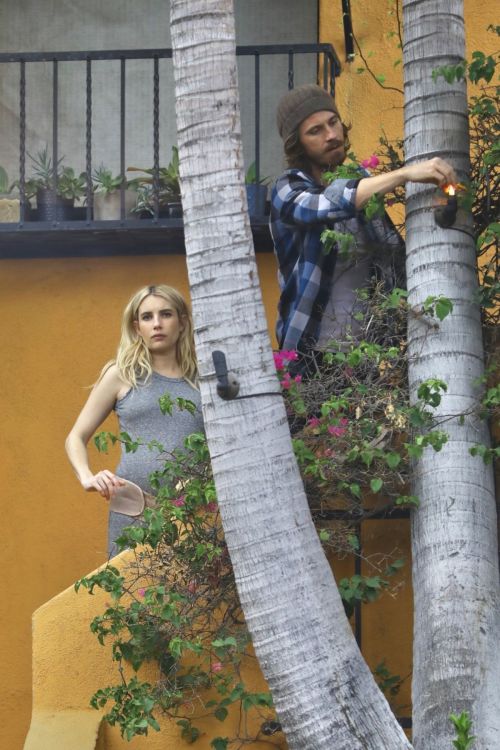 Pregnant Emma Roberts and Garrett Hedlund Work on Their House in Los Angeles 2020/10/23 3