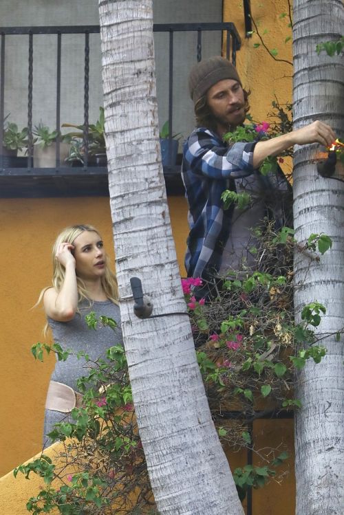 Pregnant Emma Roberts and Garrett Hedlund Work on Their House in Los Angeles 2020/10/23 6