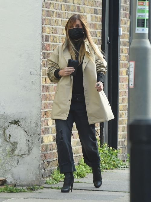 Pregnant Jennifer Lawrence Out for Lunch in New York 2020/10/26 3