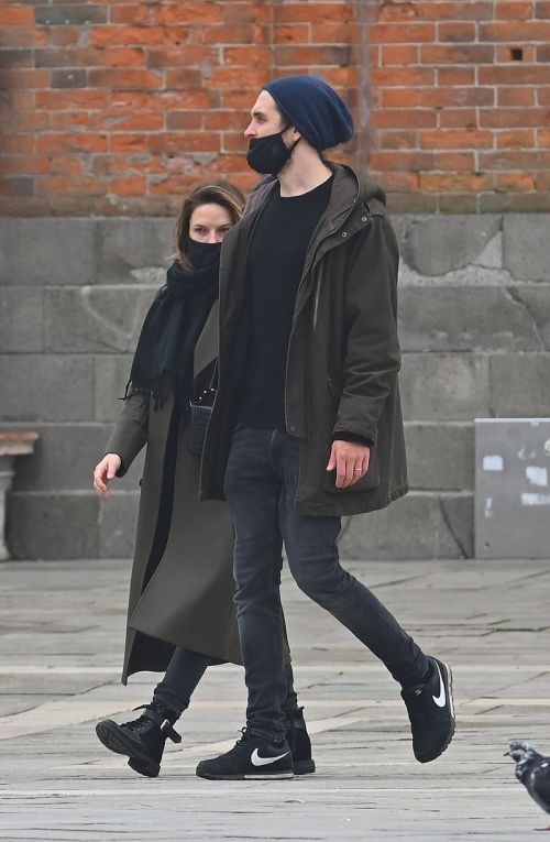 Rebecca Ferguson Out with Her Boyfriend in Venice 2020/10/22 5