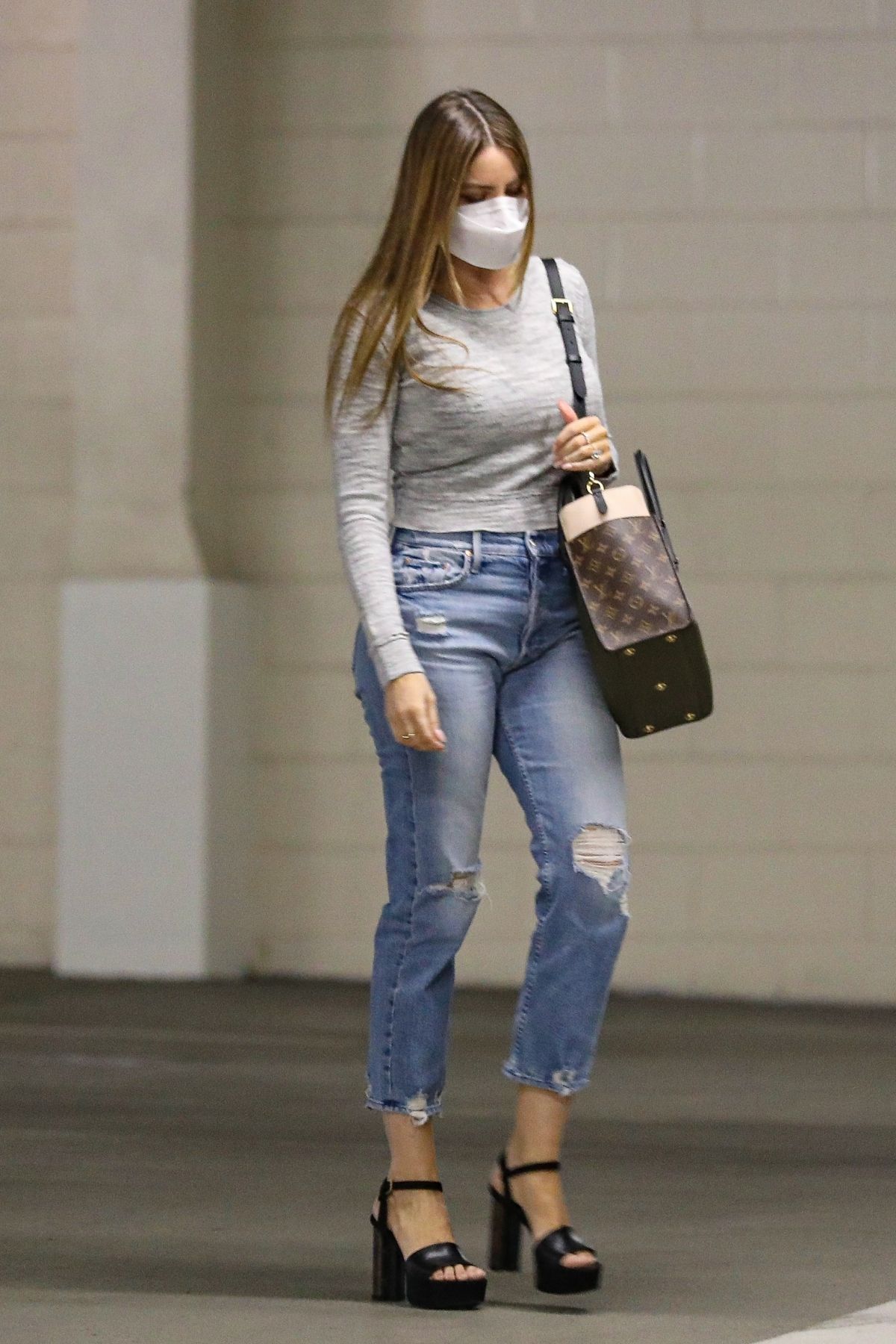 Sofia Vergara in Ripped Denim Heading to a Meeting in Beverly Hills 2020/10/26 3