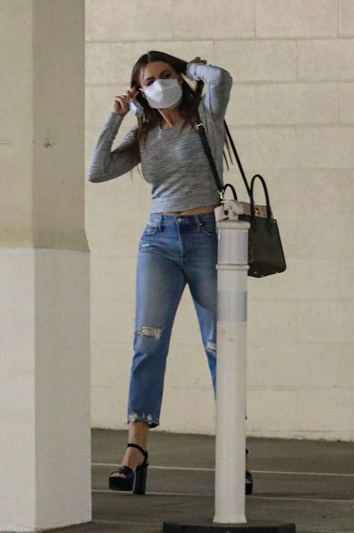 Sofia Vergara in Ripped Denim Heading to a Meeting in Beverly Hills 2020/10/26 7