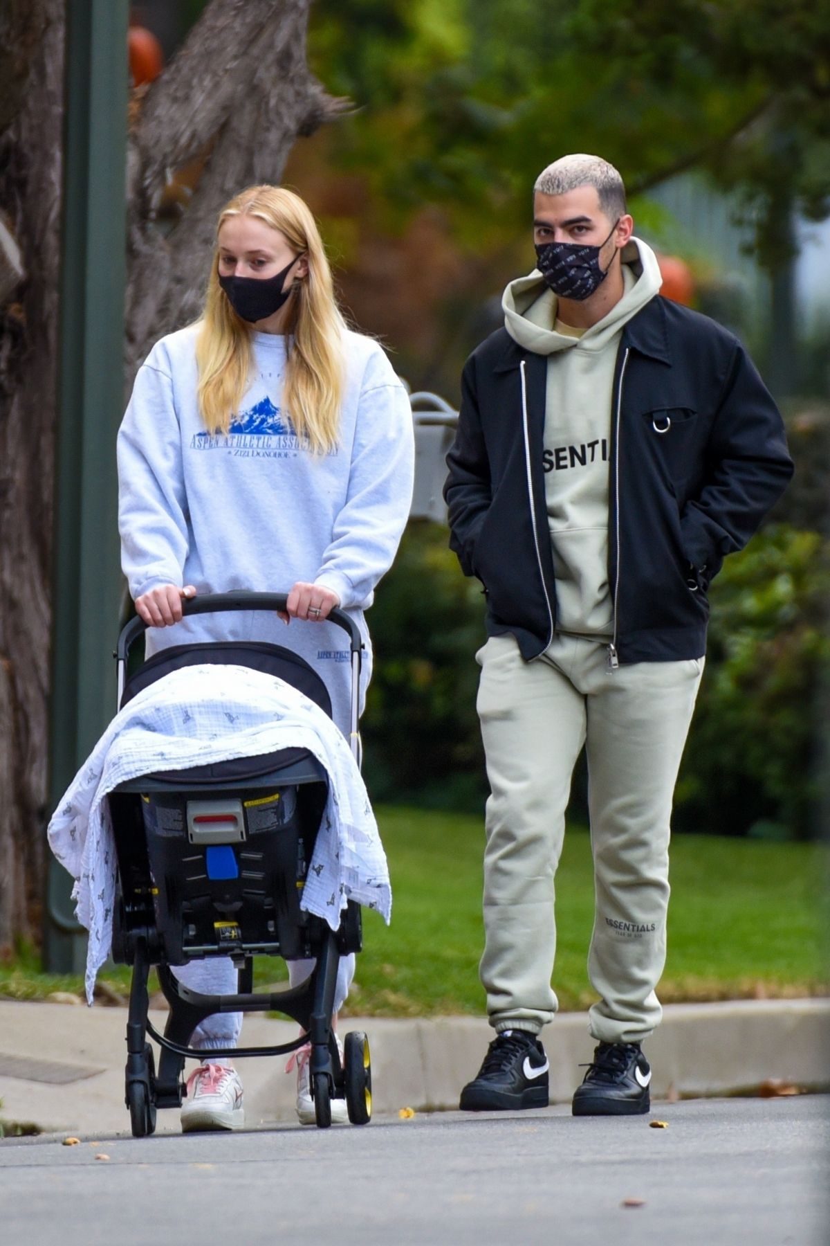 Sophie Turner and Joe Jonas Out in Los Angeles 2020/10/25