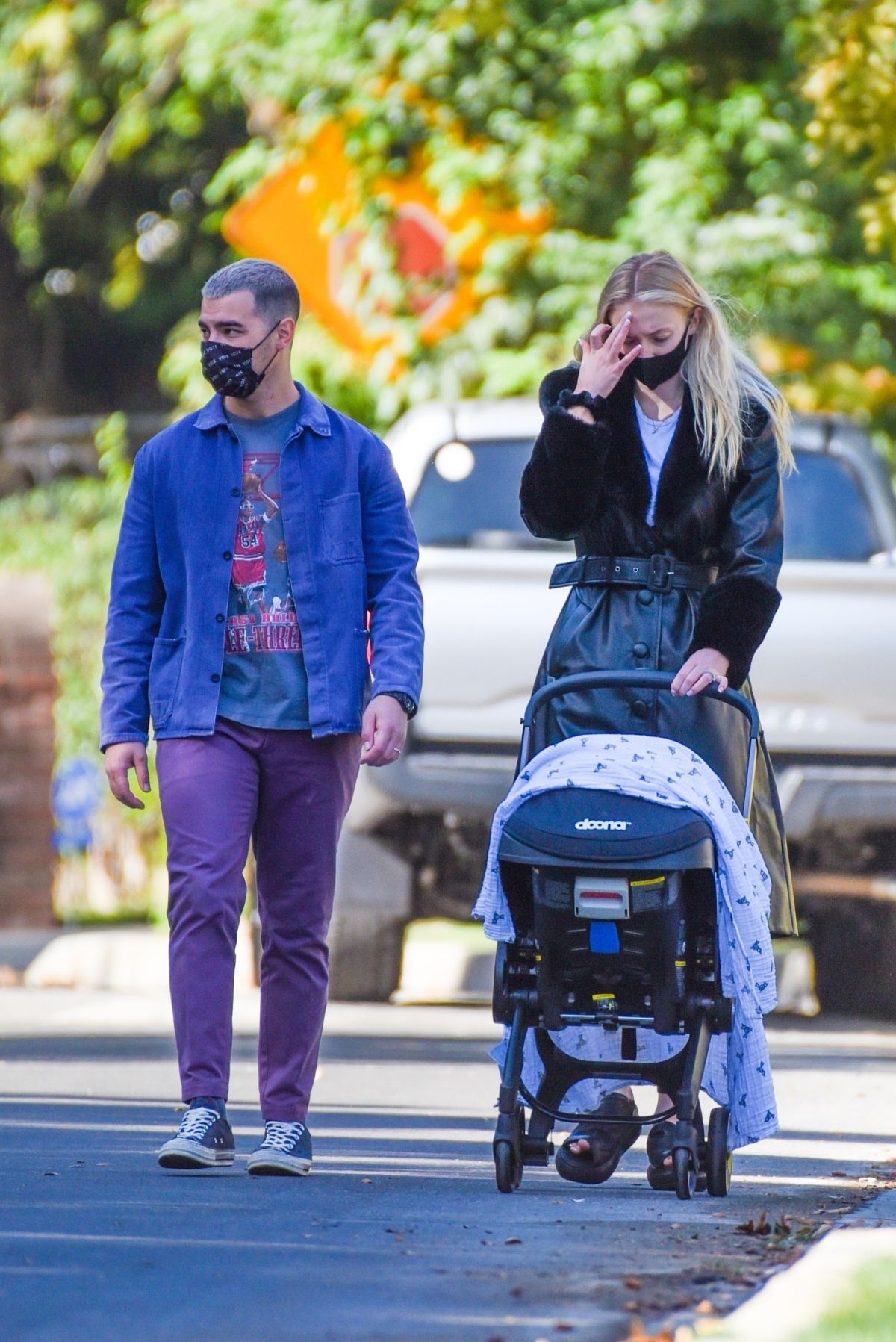 Sophie Turner and Joe Jonas walks with her baby Out in Los Angeles 2020/10/26