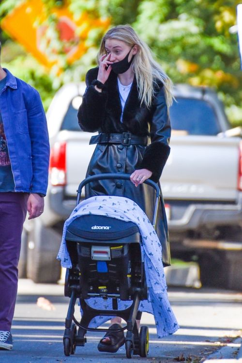Sophie Turner and Joe Jonas walks with her baby Out in Los Angeles 2020/10/26