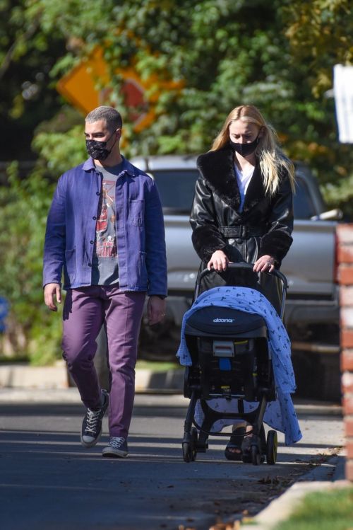 Sophie Turner and Joe Jonas walks with her baby Out in Los Angeles 2020/10/26