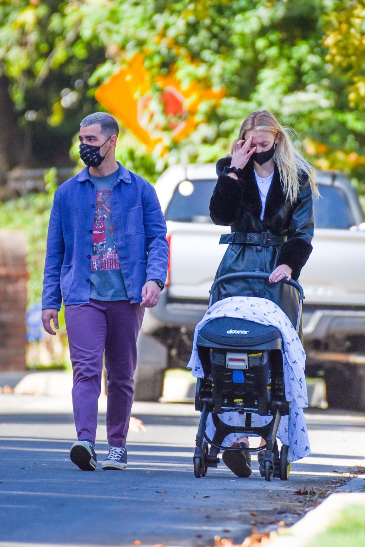 Sophie Turner and Joe Jonas walks with her baby Out in Los Angeles 2020/10/26 5