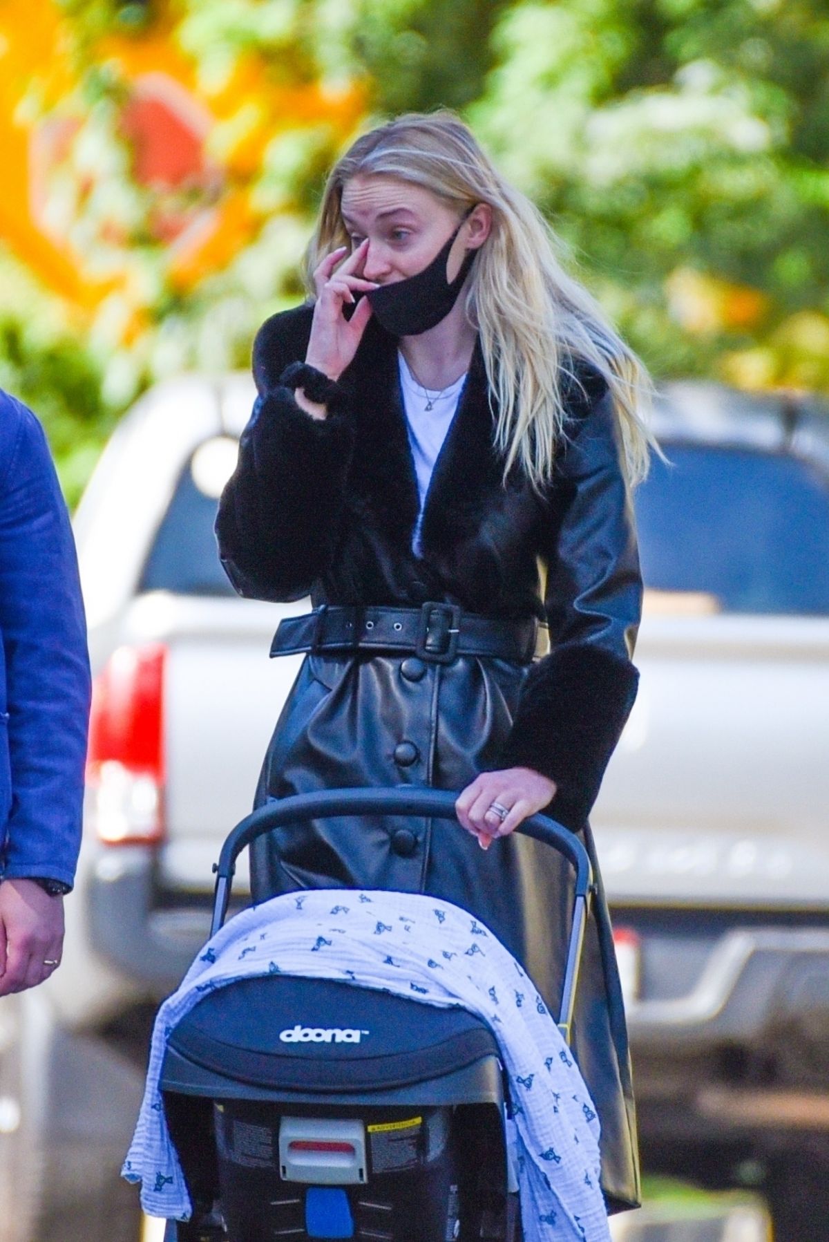 Sophie Turner and Joe Jonas walks with her baby Out in Los Angeles 2020/10/26 7