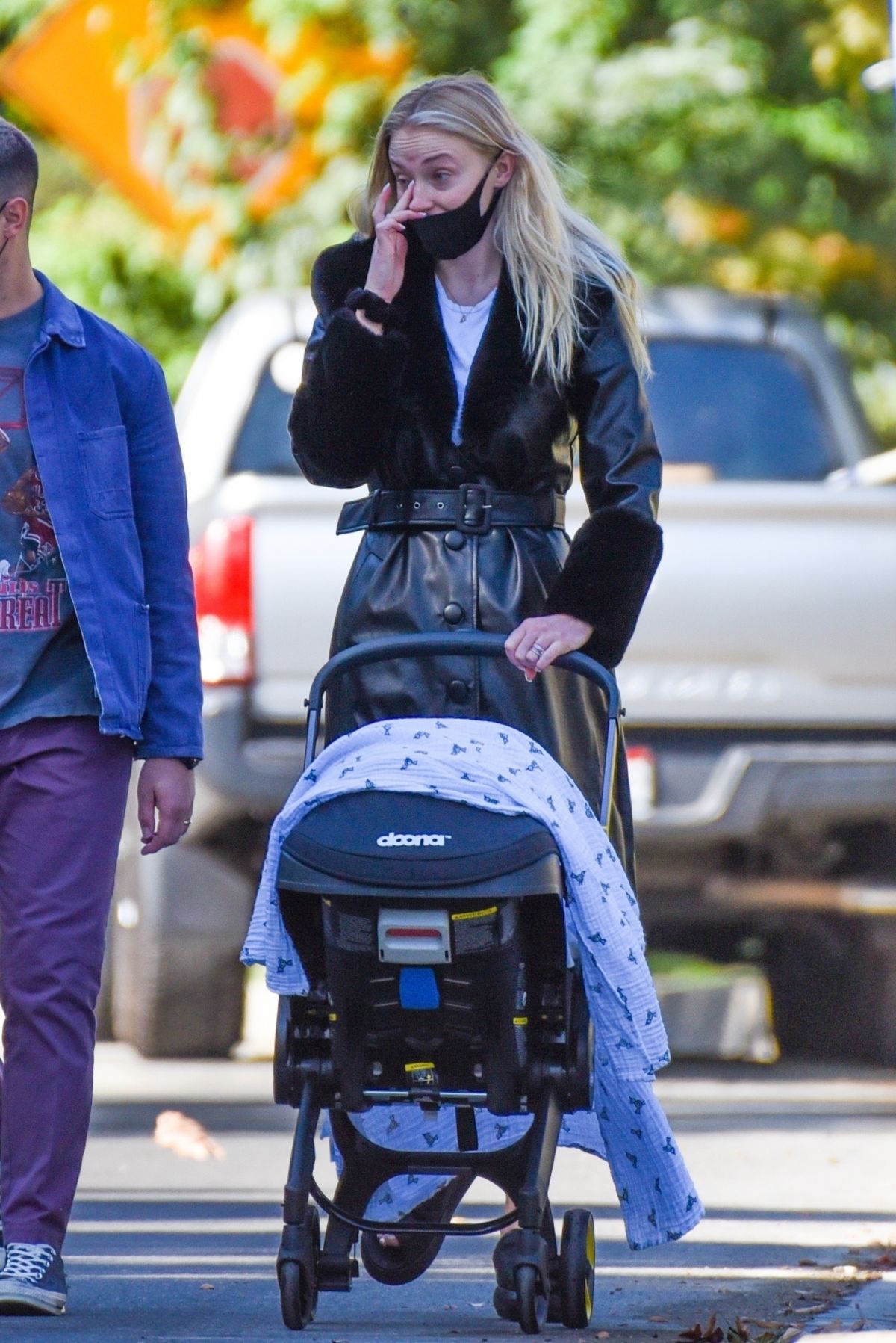 Sophie Turner and Joe Jonas walks with her baby Out in Los Angeles 2020/10/26 8