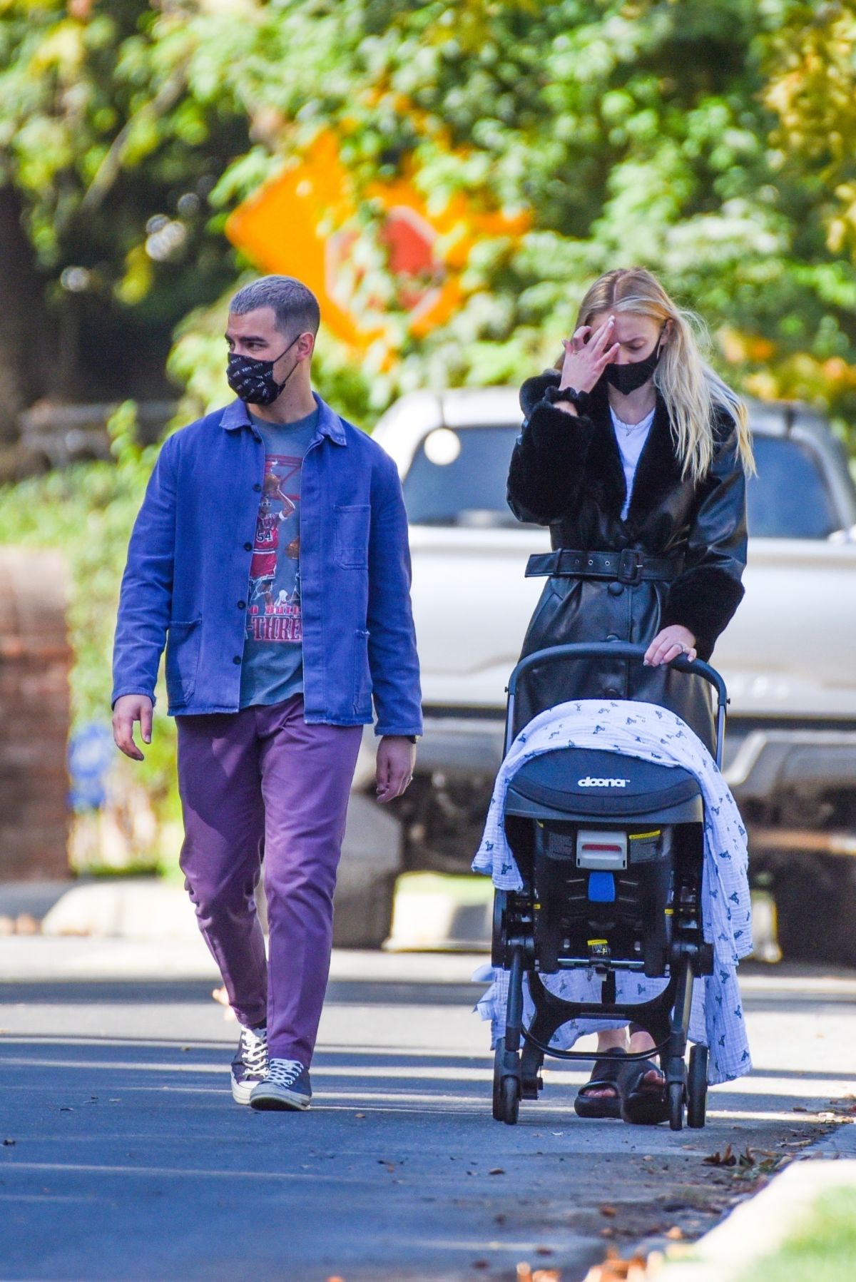 Sophie Turner and Joe Jonas walks with her baby Out in Los Angeles 2020/10/26 9
