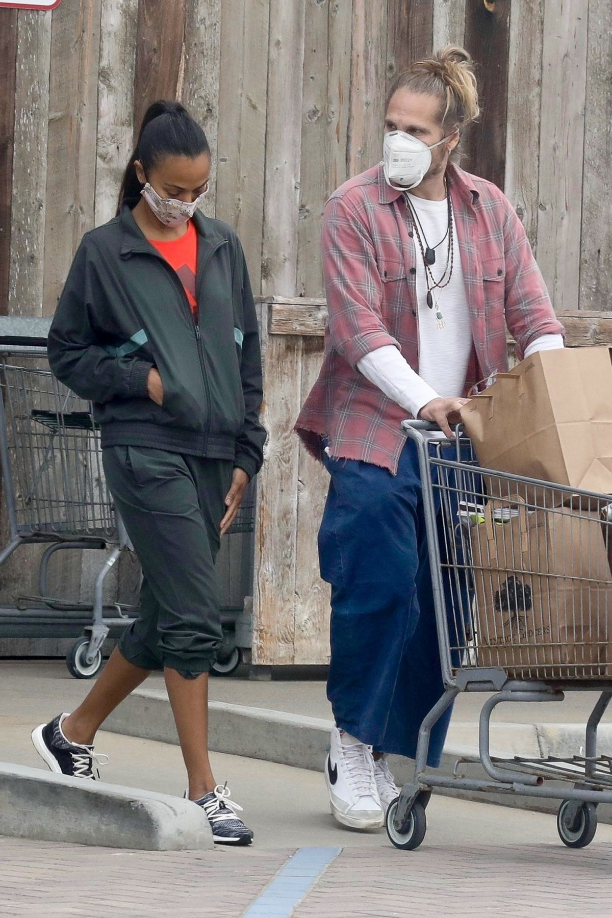 Zoe Saldana and Marco Perego Out Shopping in Malibu 2020/10/24