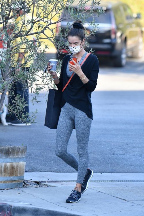 Alessandra Ambrosio in Tights Out for Ice Cream 2020/10/28 8