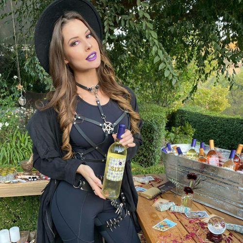 Amanda Cerny Halloween 2020 party fun with her friends in Whitneys House 2020/10/31 6