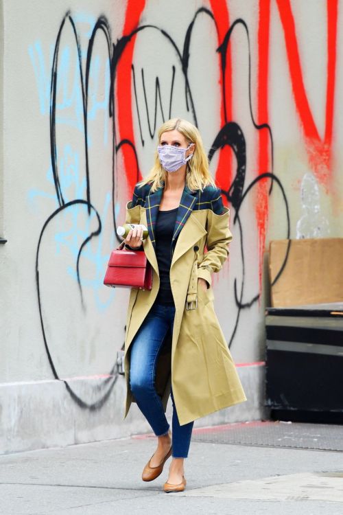 American Businesswomen Nicky Hilton Out in New York 2020/10/22