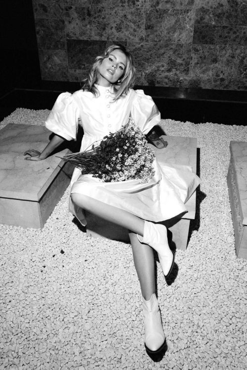 Anastasiya Shcheglova Photoshoot for vesssna.com, 2020 Issue 41