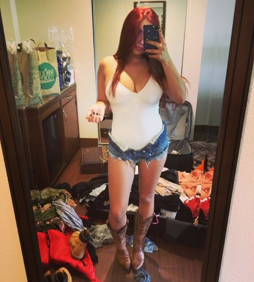Ariel Winter Shares Selfie Photos in Instagram 2020/11/26 1