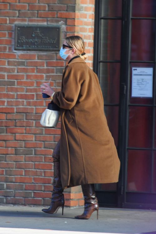Ashley Benson flaunts her navel and About in New York 2020/11/16 2