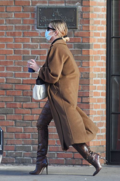 Ashley Benson flaunts her navel and About in New York 2020/11/16 3