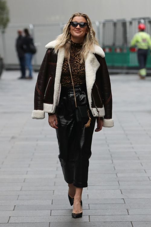 Ashley Roberts Arrives at Global House Radio in London 2020/11/17 3