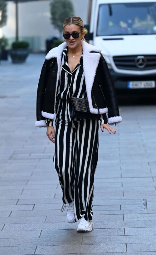 Ashley Roberts Arrives at Heart Radio in London 2020/11/23 4