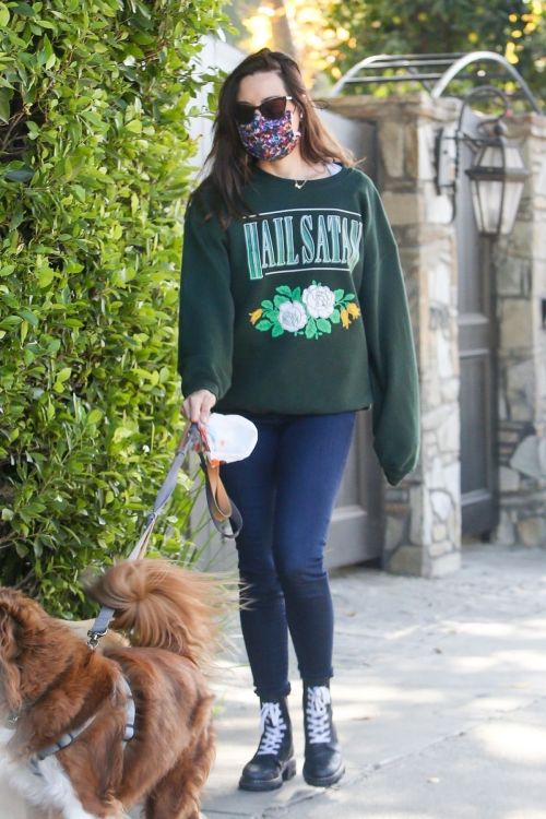 Aubrey Plaza Out with Her Dogs in Los Angeles 2020/11/21 2