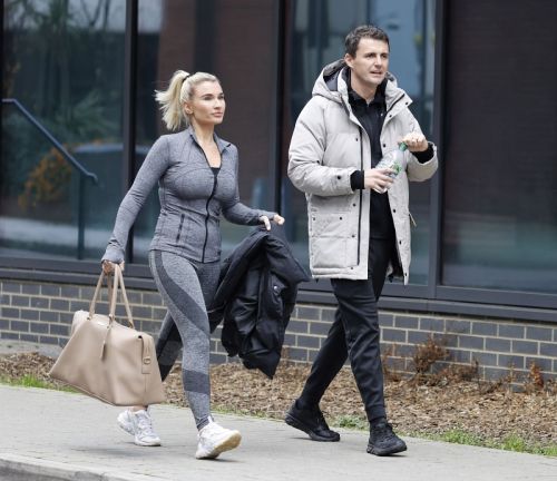 Billie Faiers with her friends Leaves Ice Rink in Essex 2020/11/26 4