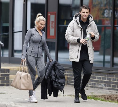 Billie Faiers with her friends Leaves Ice Rink in Essex 2020/11/26 5