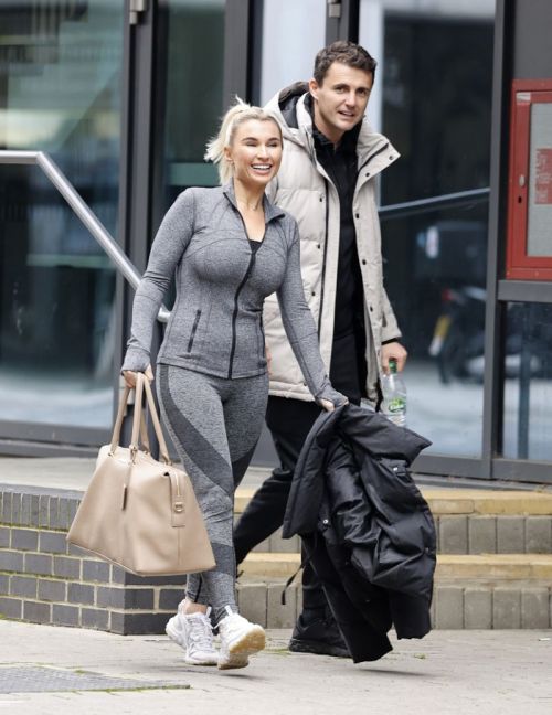 Billie Faiers with her friends Leaves Ice Rink in Essex 2020/11/26 8